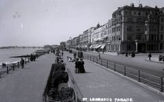 H00198 Grand Parade, St. Leonards c.1905 - Flickr - East Sussex Libraries Historical Photos.jpg